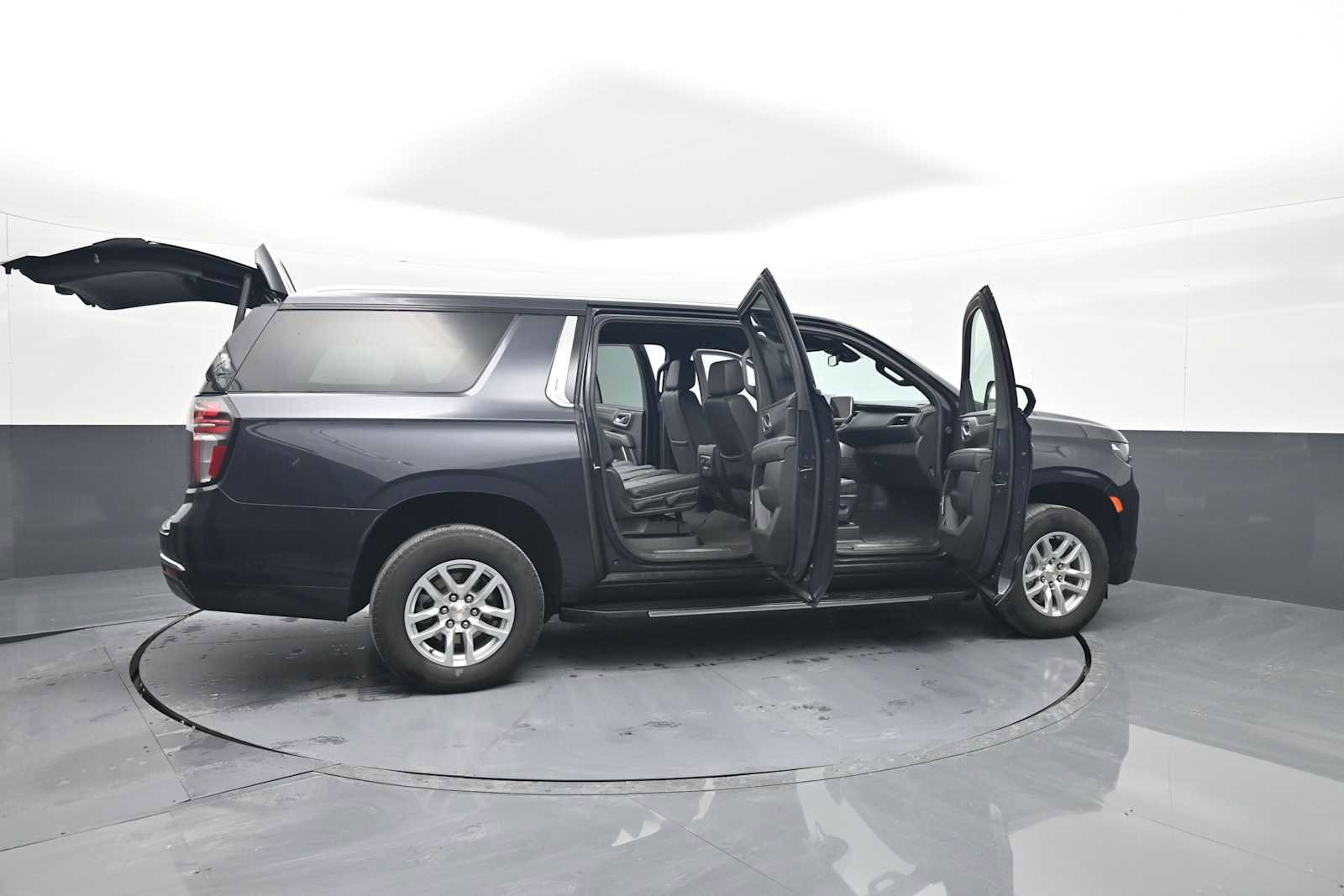 Used 2024 Chevrolet Suburban LT image 49