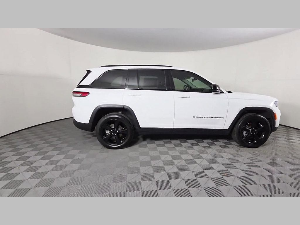 Used 2023 Jeep Grand Cherokee Limited w/ Black Appearance Package AWD/4WD image 37
