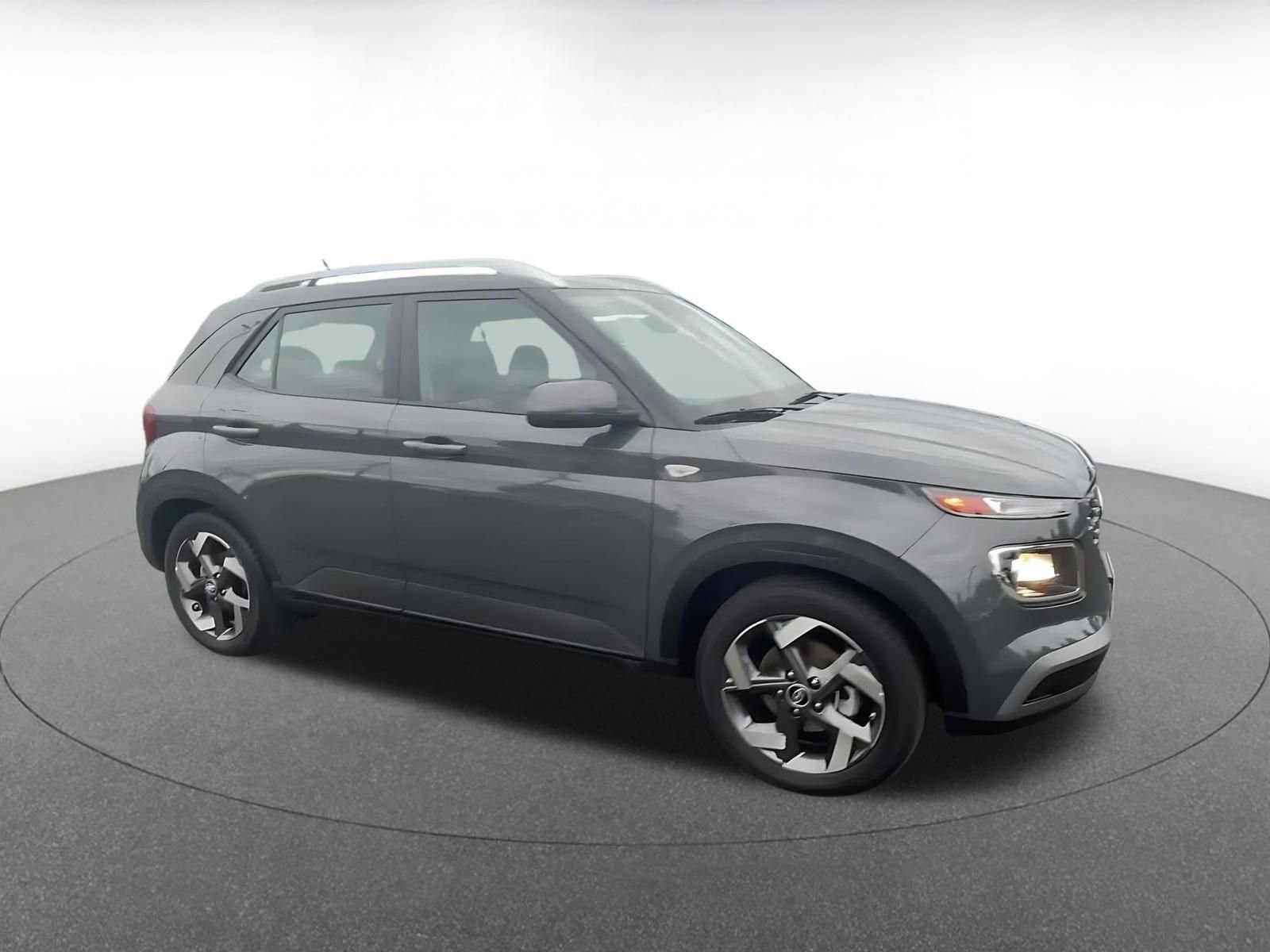 Used 2025 Hyundai Venue SEL video 2