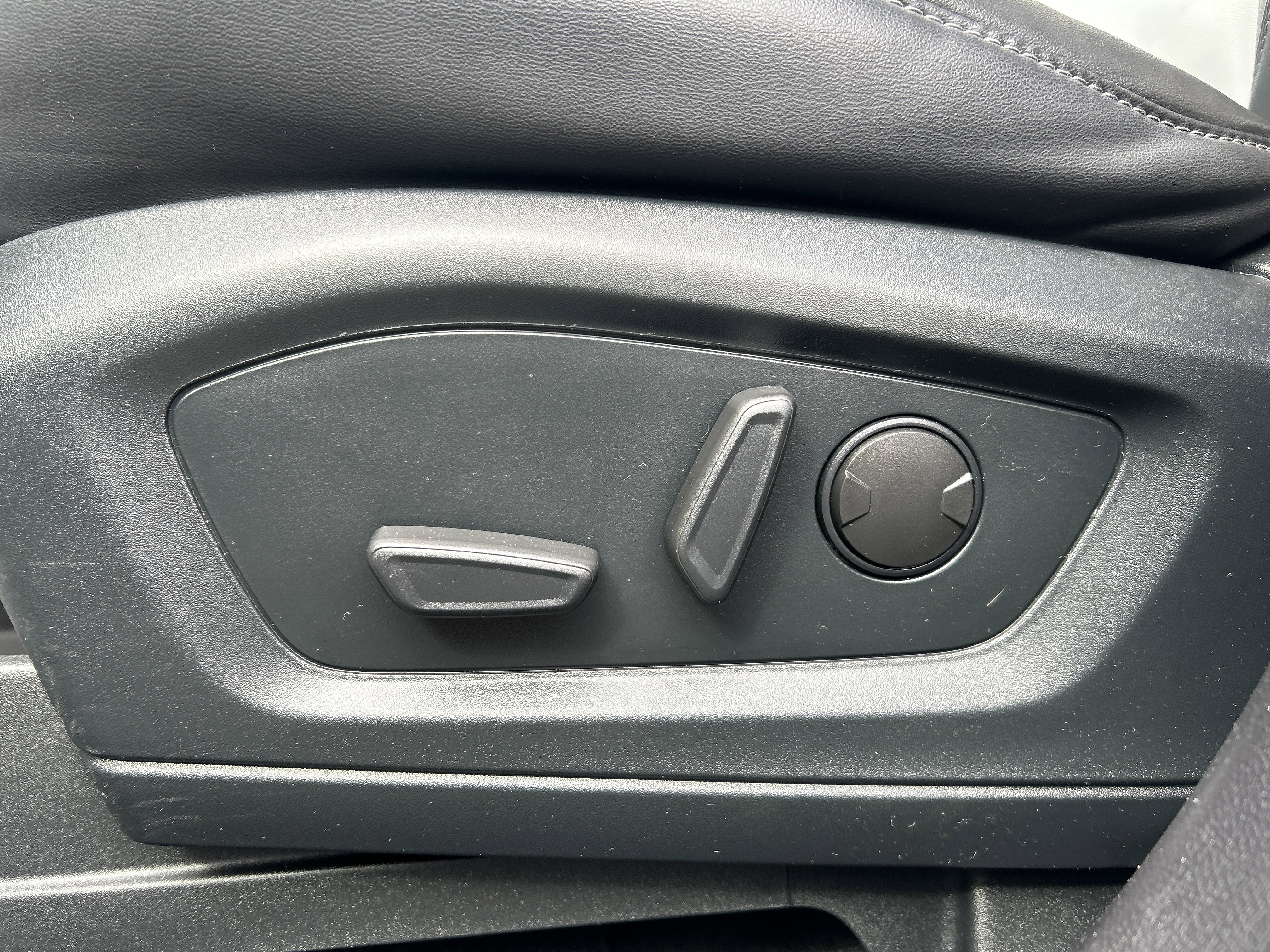 Used 2022 Ford Explorer XLT w/ XLT Sport Appearance Package image 15