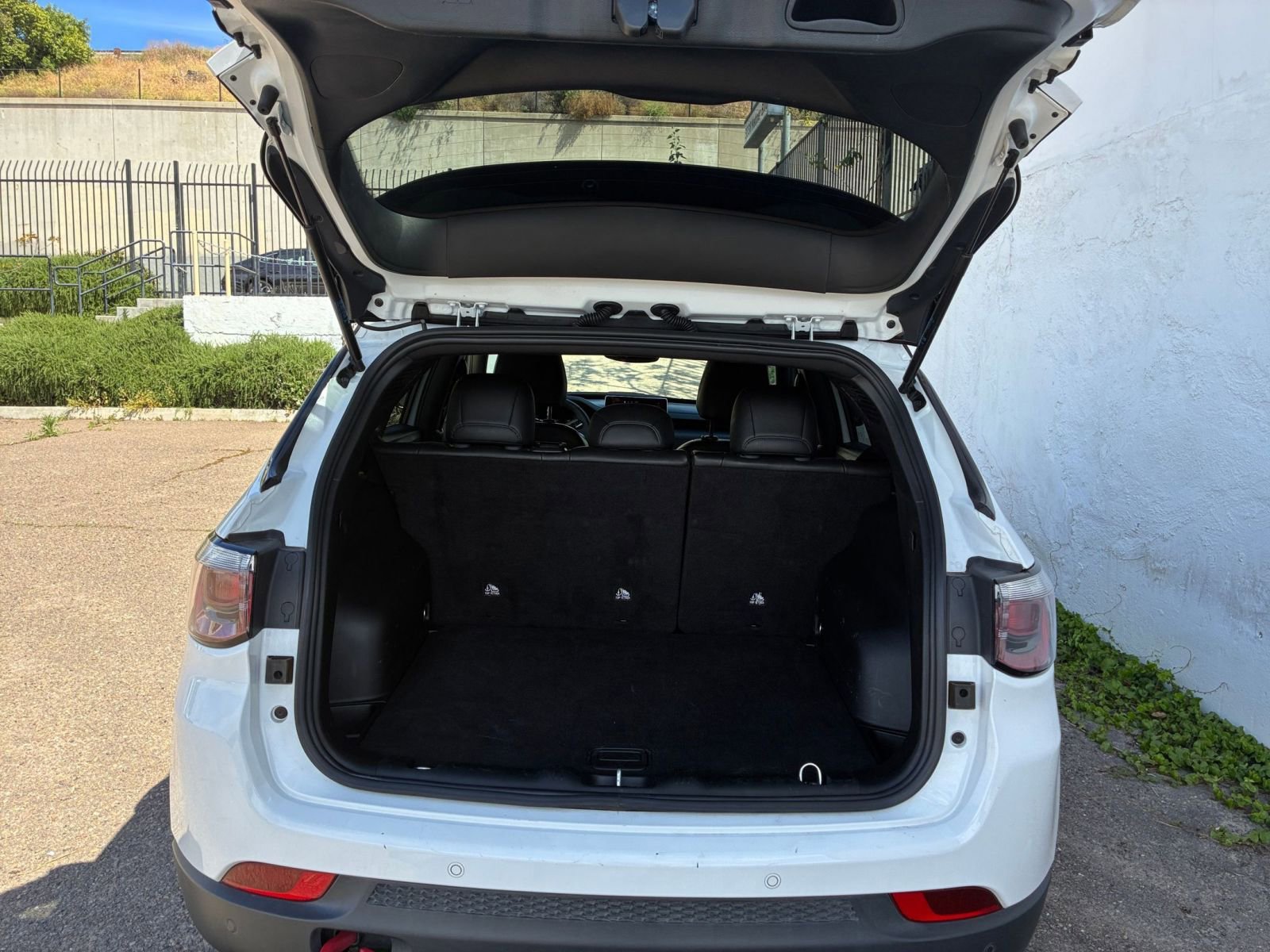 Used 2025 Jeep Compass Trailhawk image 30