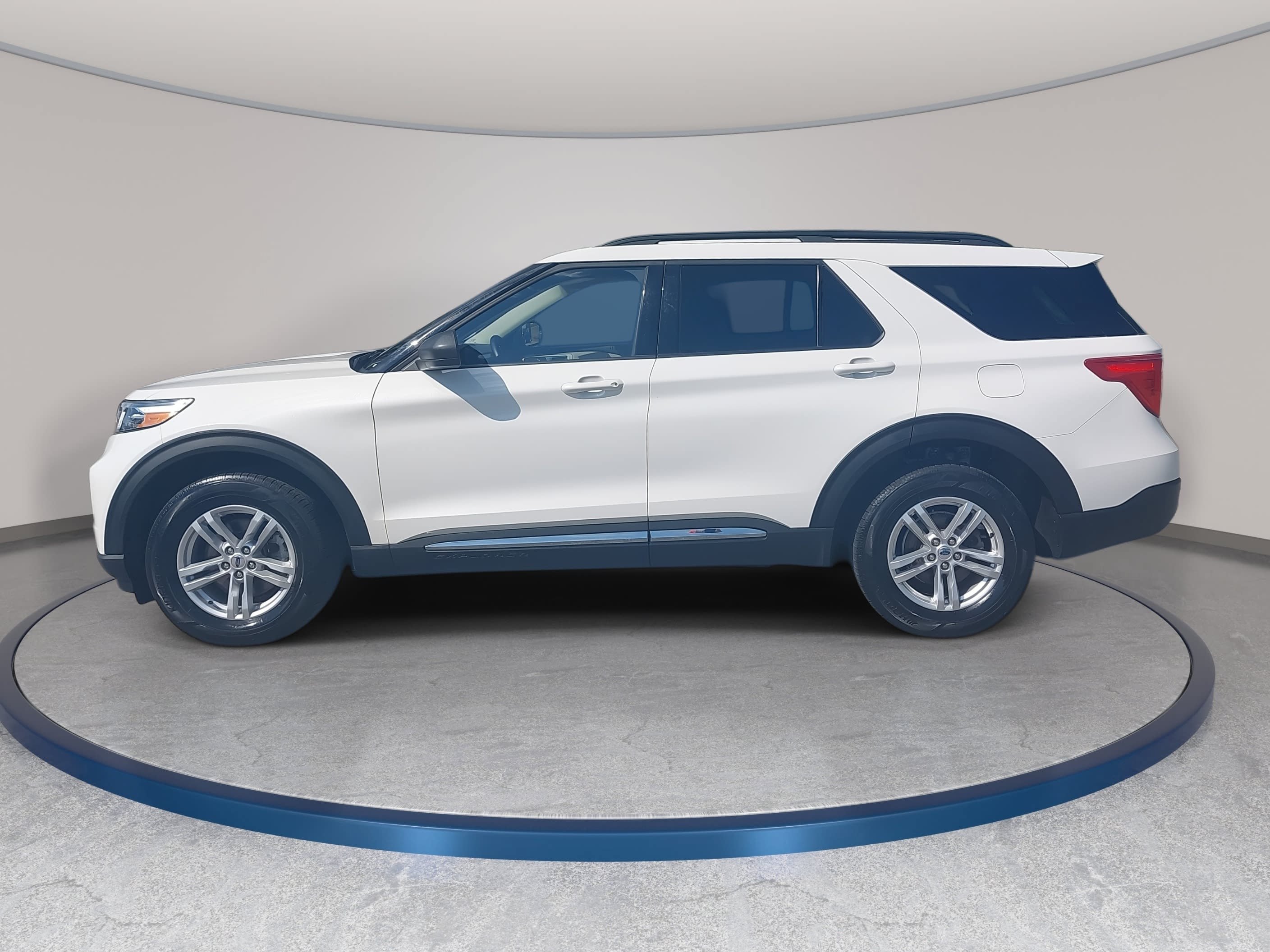 Used 2022 Ford Explorer XLT w/ Equipment Group 202A AWD/4WD image 8
