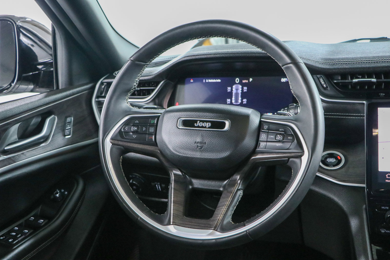 Used 2024 Jeep Grand Cherokee Limited w/ Black Appearance Package AWD/4WD image 12