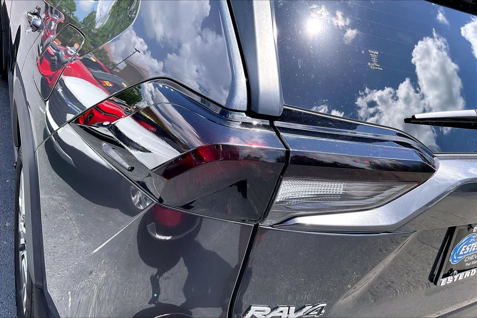 Used 2020 Toyota RAV4 XLE Premium FWD image 29