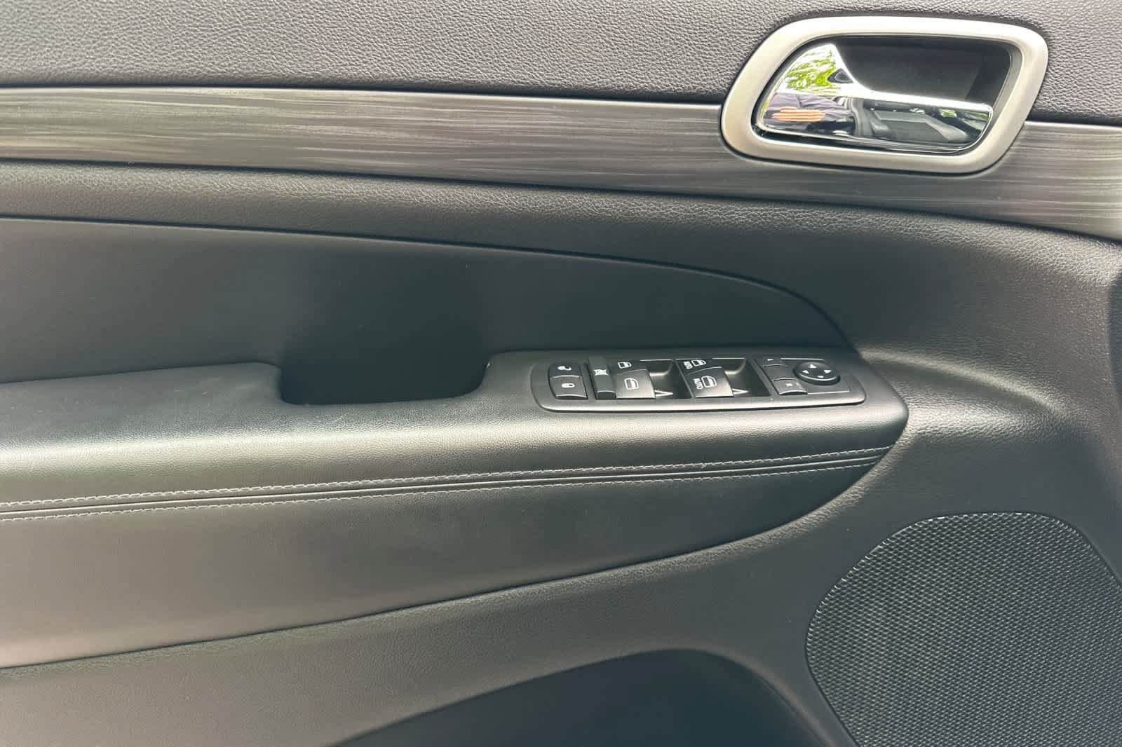 Used 2019 Jeep Grand Cherokee Altitude AWD/4WD image 12