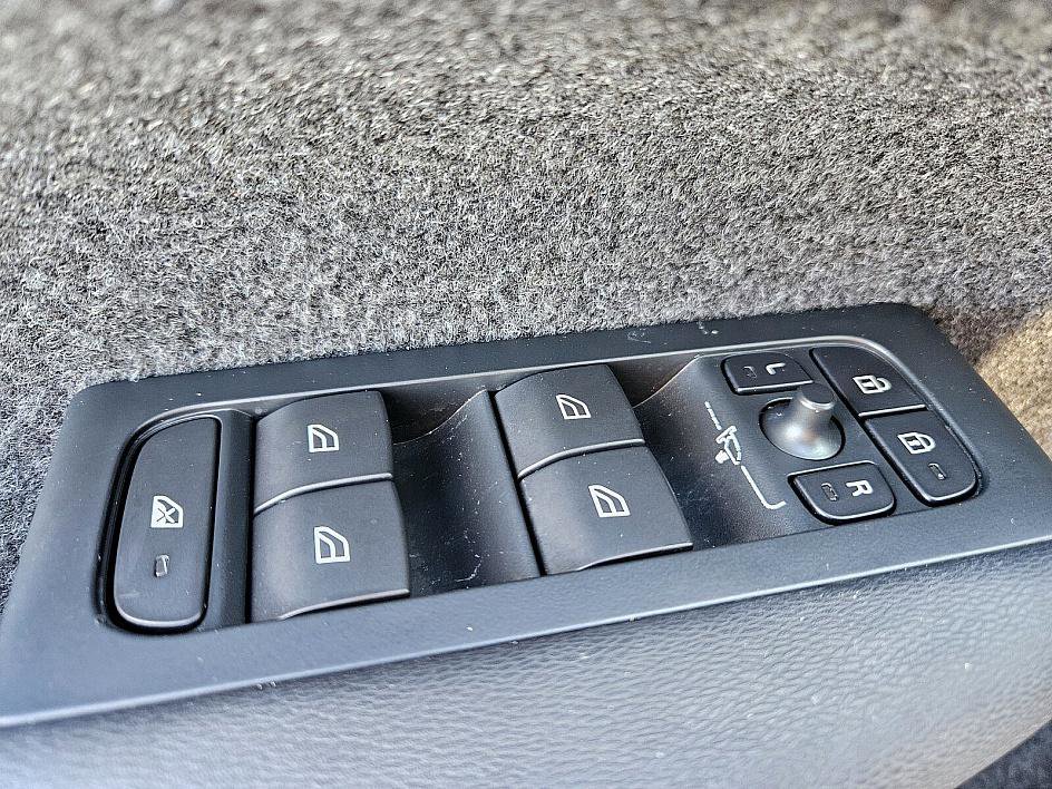 Used 2024 Volvo XC40 B5 Plus w/ Climate Package image 32