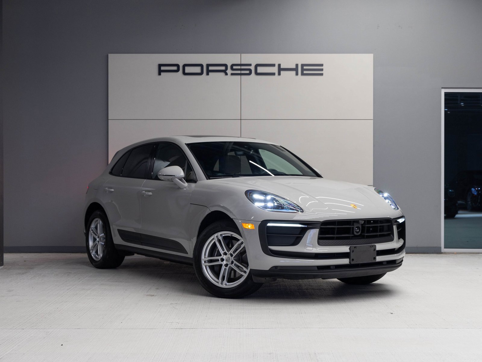 Used 2025 Porsche Macan image 9