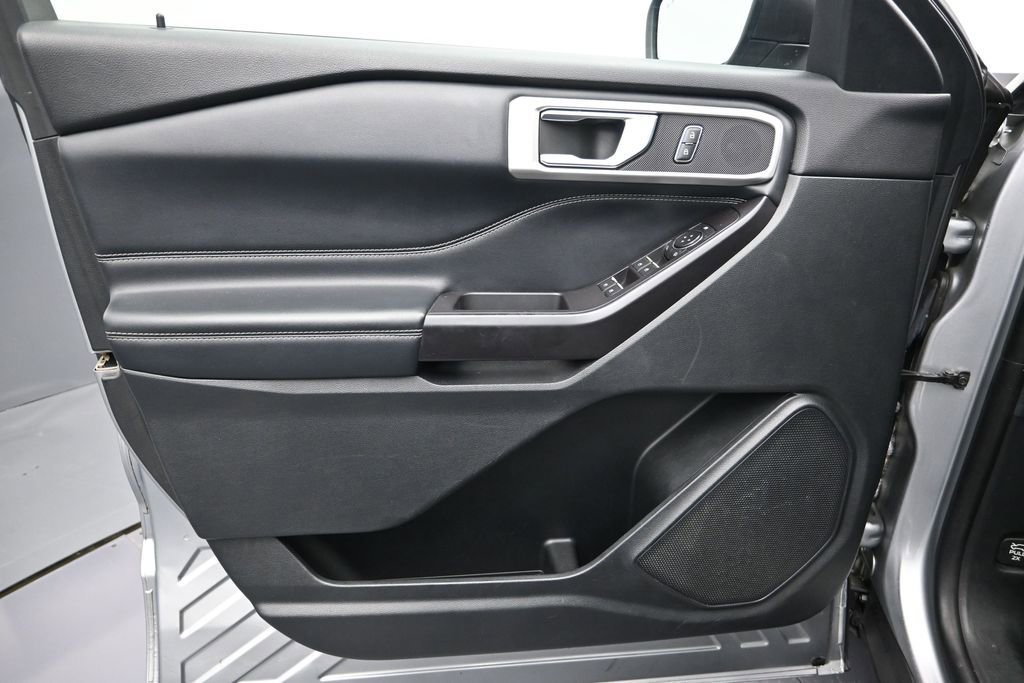 Used 2020 Ford Explorer XLT w/ Equipment Group 202A RWD image 11