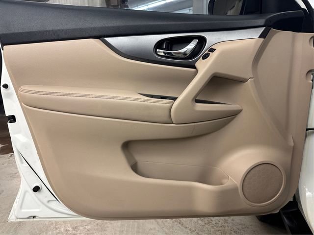 Used 2016 Nissan Rogue SV image 24