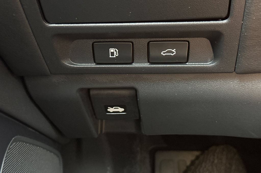 Used 2023 Lexus LS 500 w/ Accessory Package (Z1) RWD image 30