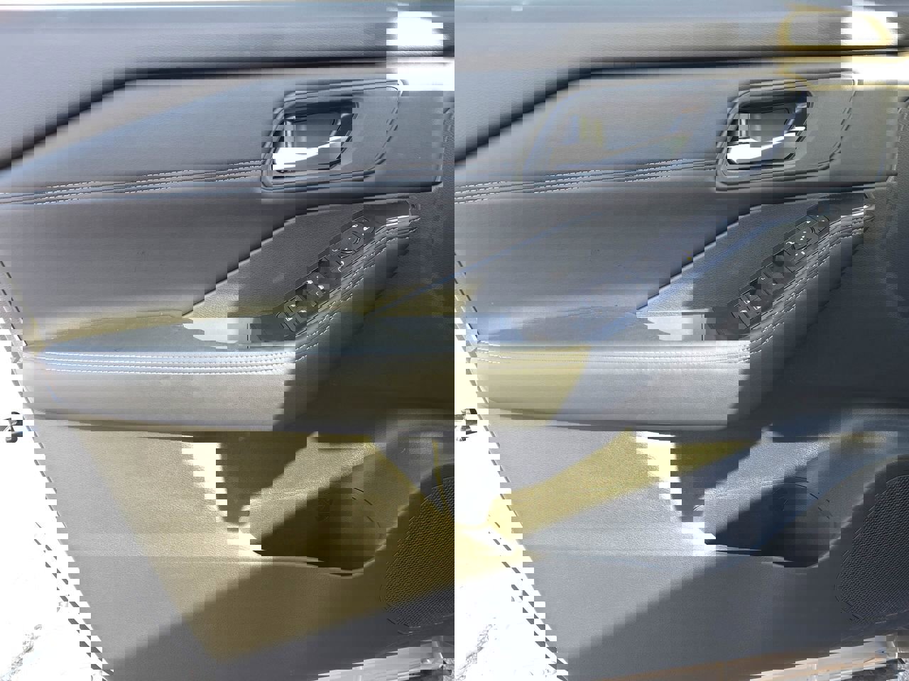 Used 2025 Nissan Rogue SV w/ SV Premium Package image 9