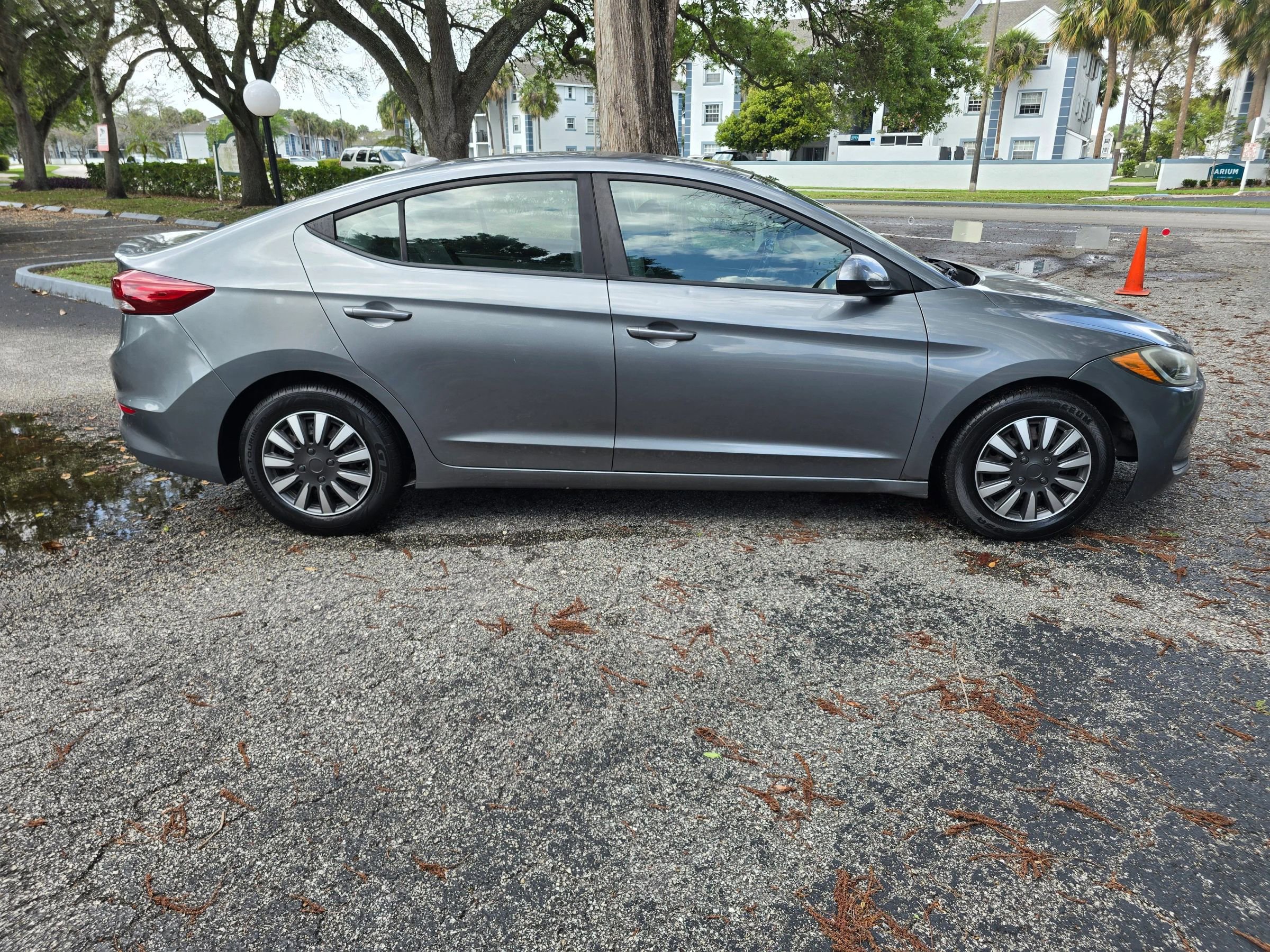Used 2017 Hyundai Elantra SE image 4