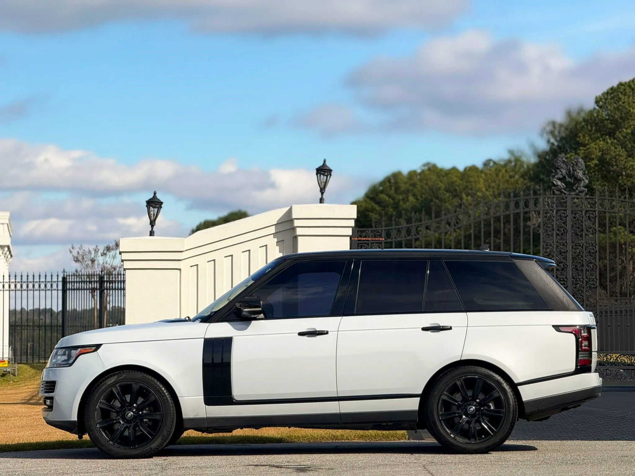 Used 2016 Land Rover Range Rover HSE image 7