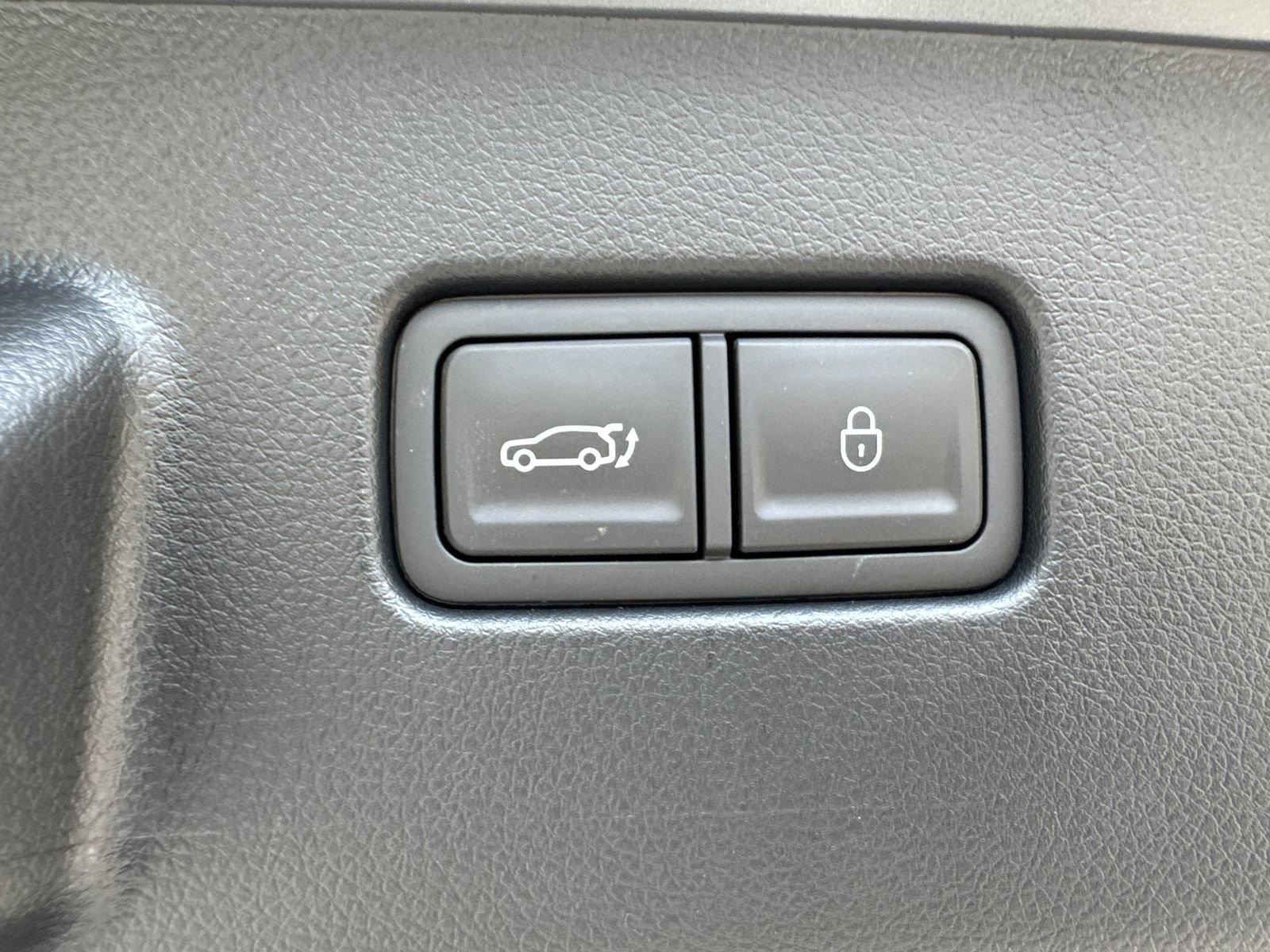 Used 2025 Genesis GV60 RWD image 19