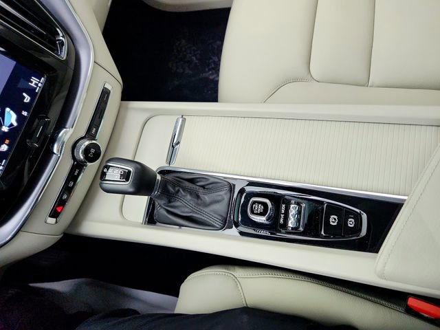 Used 2020 Volvo XC60 T6 Momentum w/ Protection Package image 22