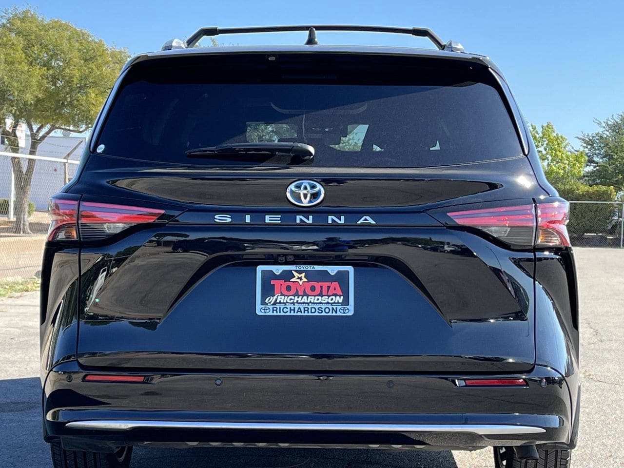 Used 2025 Toyota Sienna Platinum FWD image 5