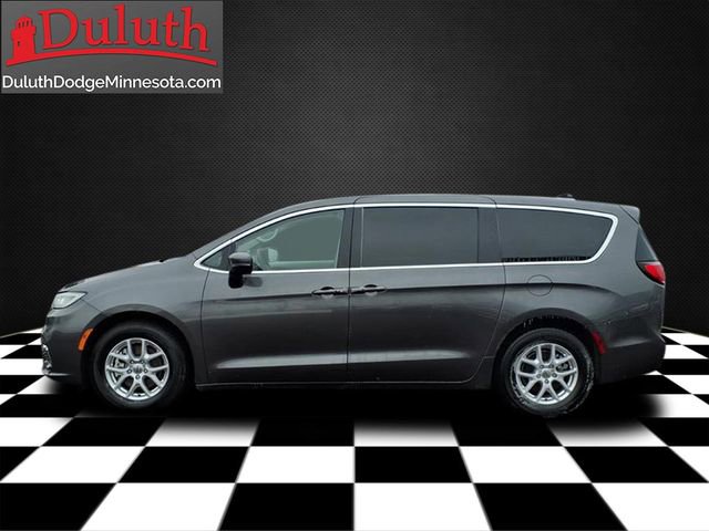 Used 2023 Chrysler Pacifica Touring-L FWD image 2