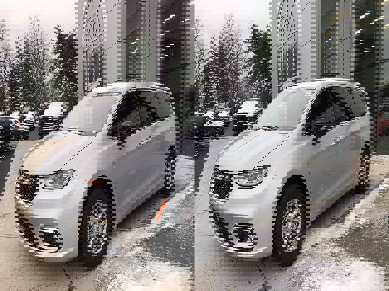 New 2026 Chrysler Pacifica Select image 3