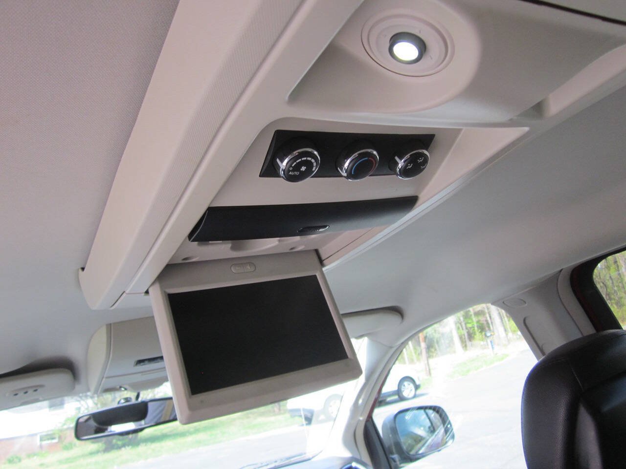 Used 2015 Chrysler Town & Country Touring FWD image 15