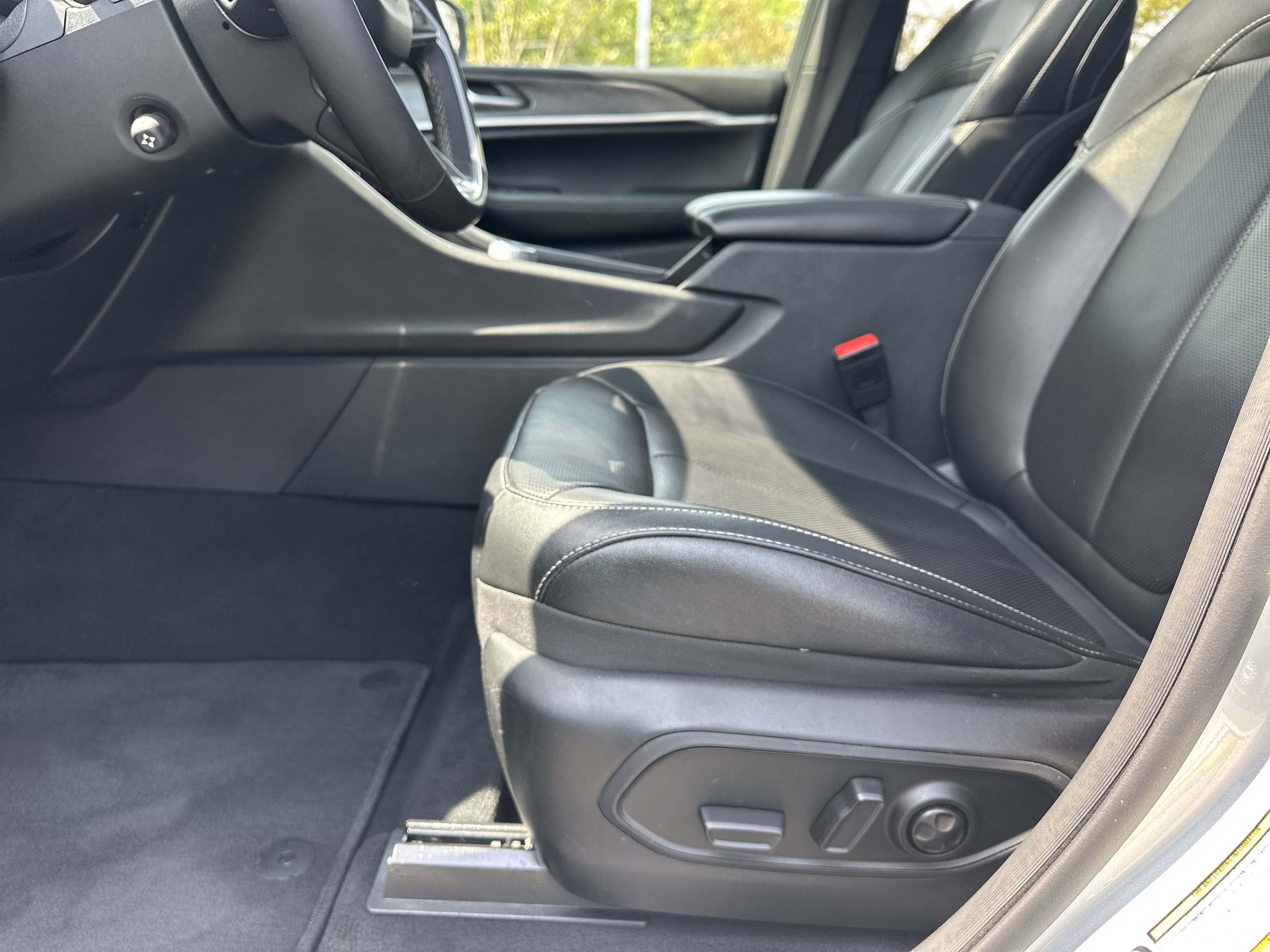 Used 2024 Jeep Grand Cherokee L Limited w/ Luxury Tech Group II image 11