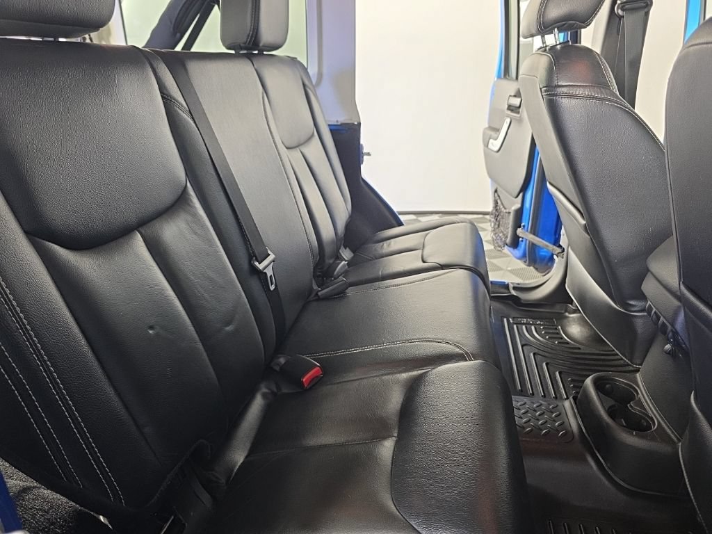 Used 2015 Jeep Wrangler Unlimited Sahara w/ Connectivity Group AWD/4WD image 30