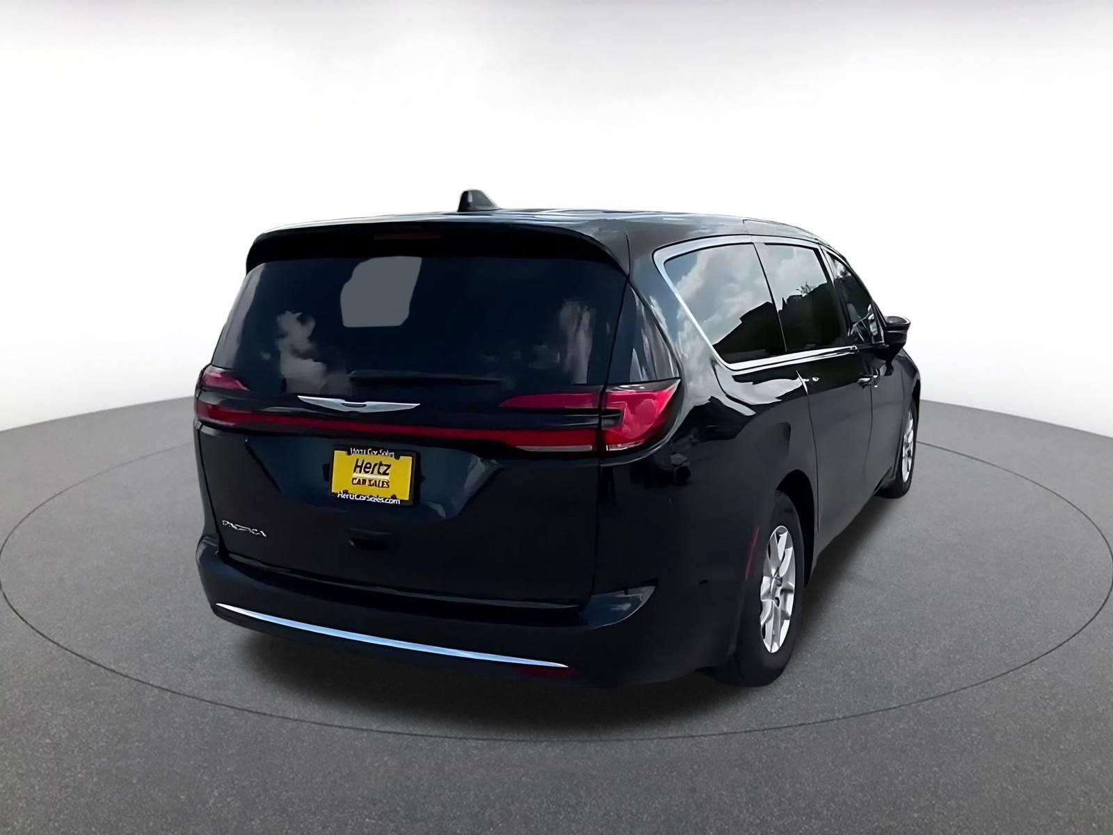 Used 2025 Chrysler Pacifica Select FWD image 13