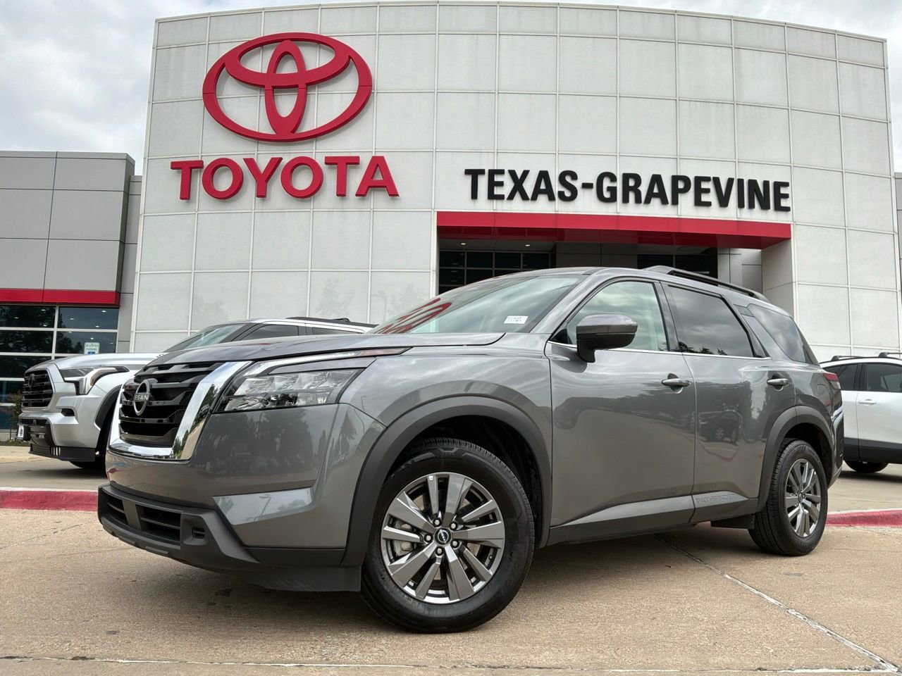 Used 2025 Nissan Pathfinder SV FWD image 2
