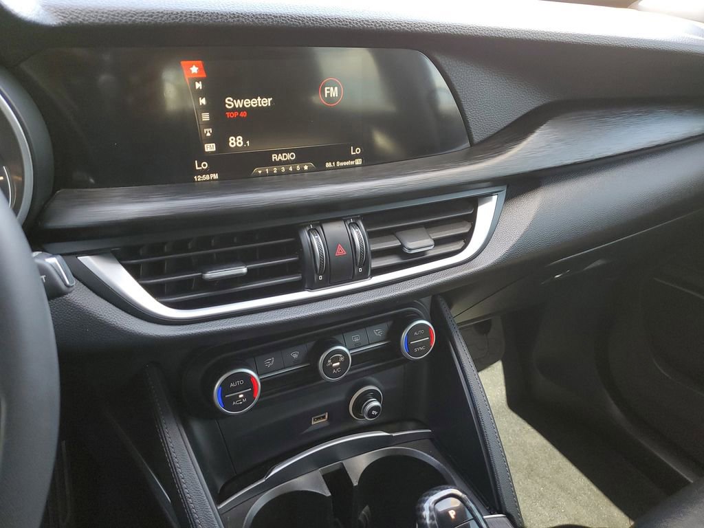 Used 2018 Alfa Romeo Stelvio AWD image 30
