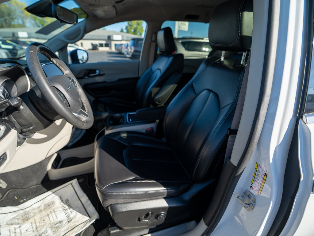 Used 2023 Chrysler Pacifica Touring-L FWD image 28