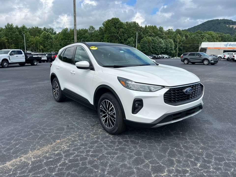 New 2025 Ford Escape SE w/ Class II Trailer Tow Package FWD image 3