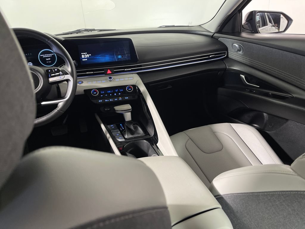 Certified 2025 Hyundai Elantra Limited FWD image 17