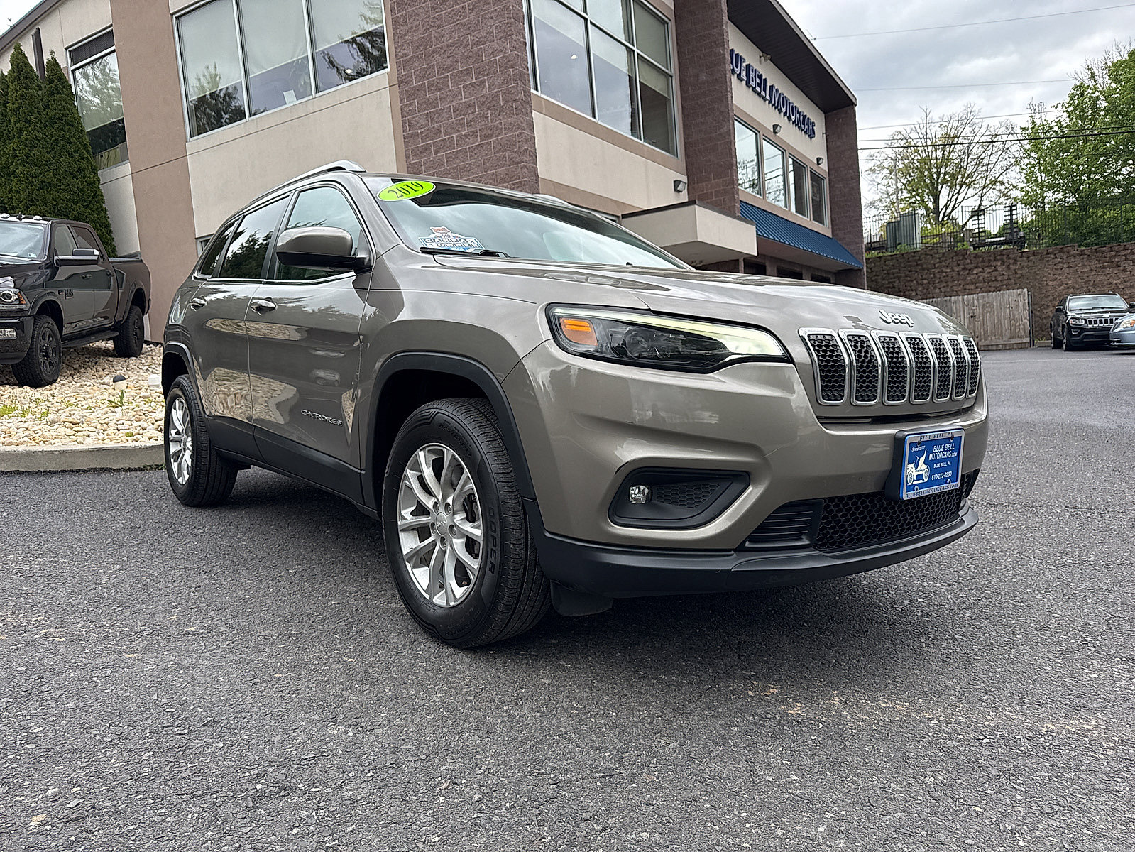 Used 2019 Jeep Cherokee Latitude w/ Cold Weather Group AWD/4WD image 18