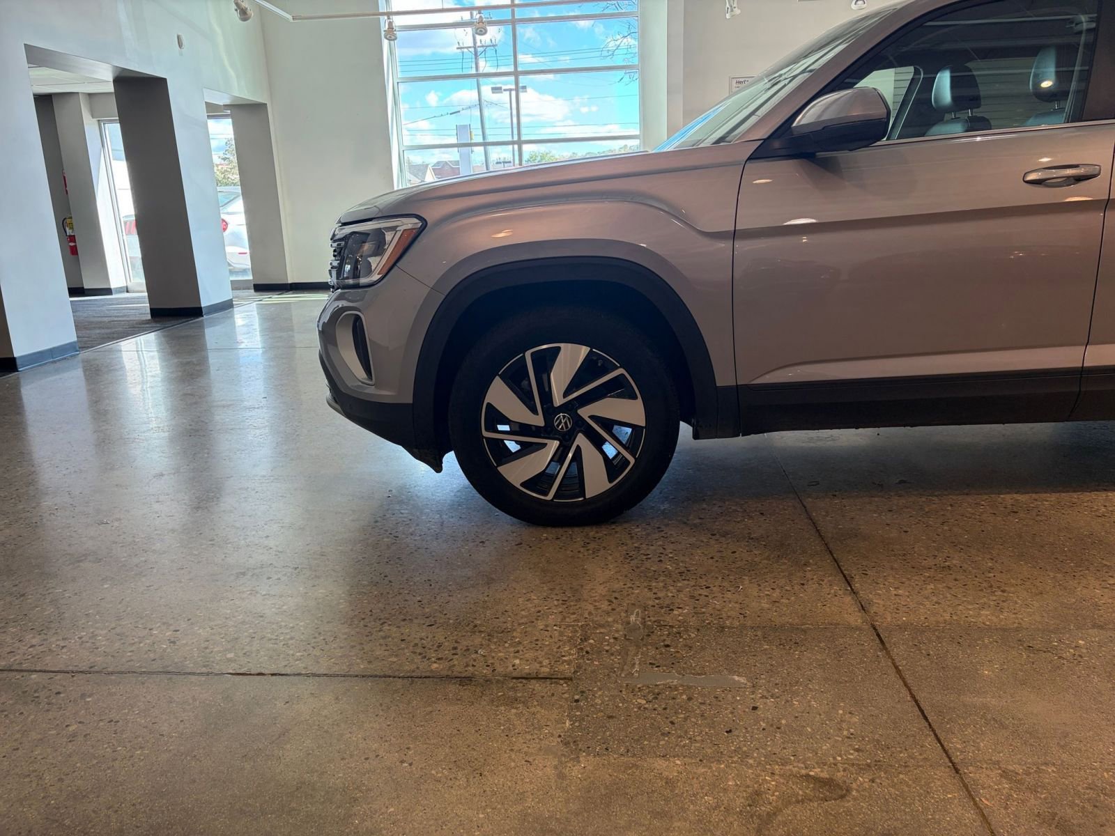 Used 2025 Volkswagen Atlas SE image 30