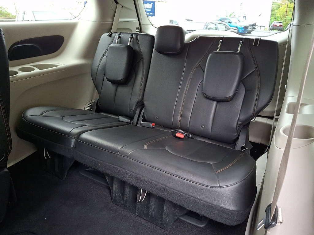 Used 2017 Chrysler Pacifica Touring-L FWD image 16