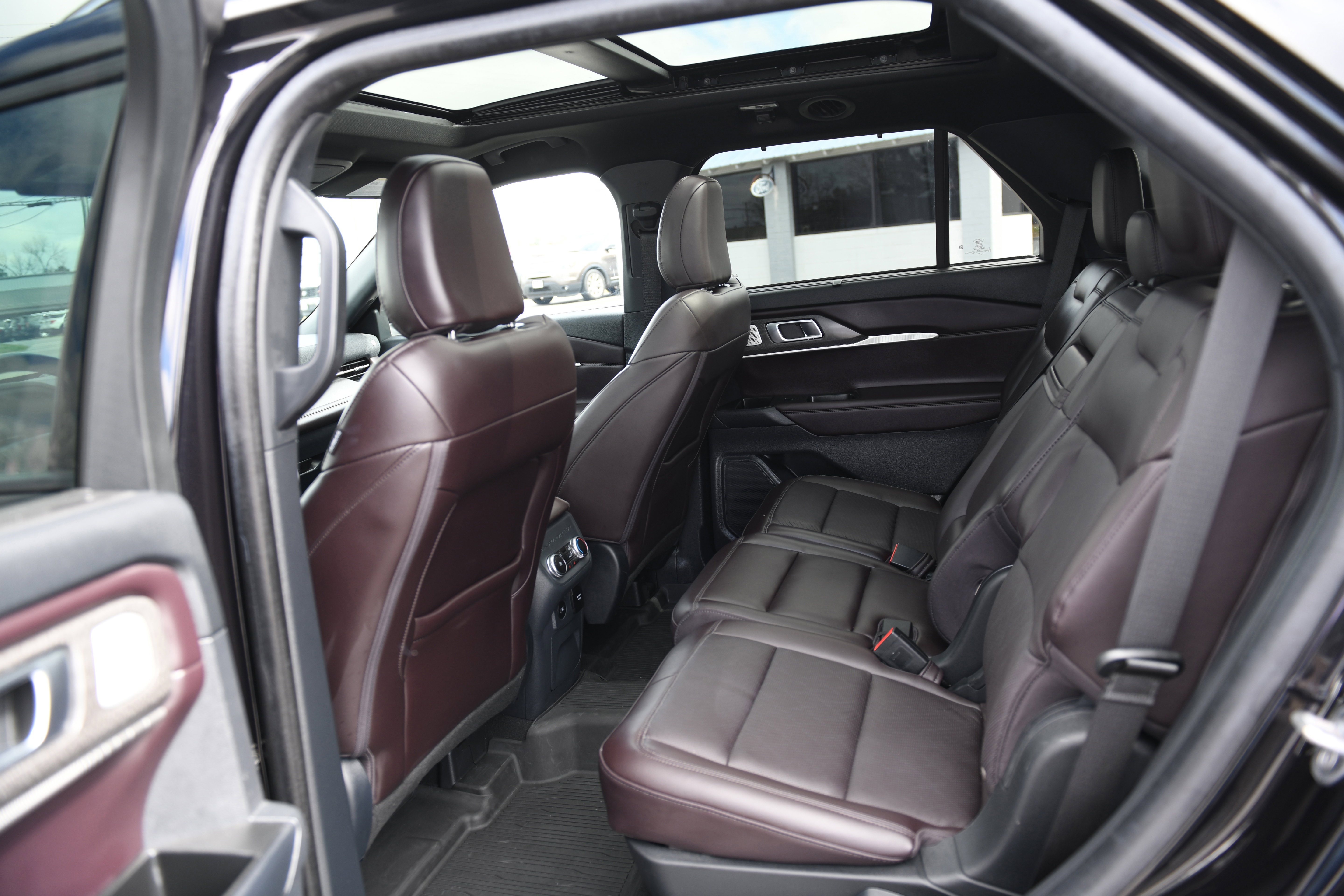 Used 2025 Ford Explorer Platinum image 14