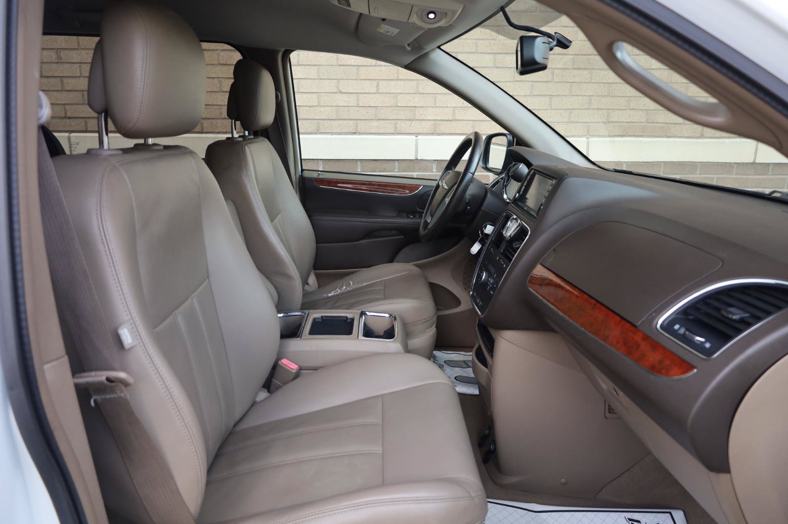 Used 2014 Chrysler Town & Country Touring FWD image 25