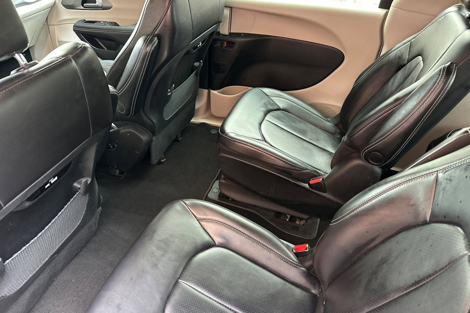 Used 2023 Chrysler Pacifica Touring-L image 16