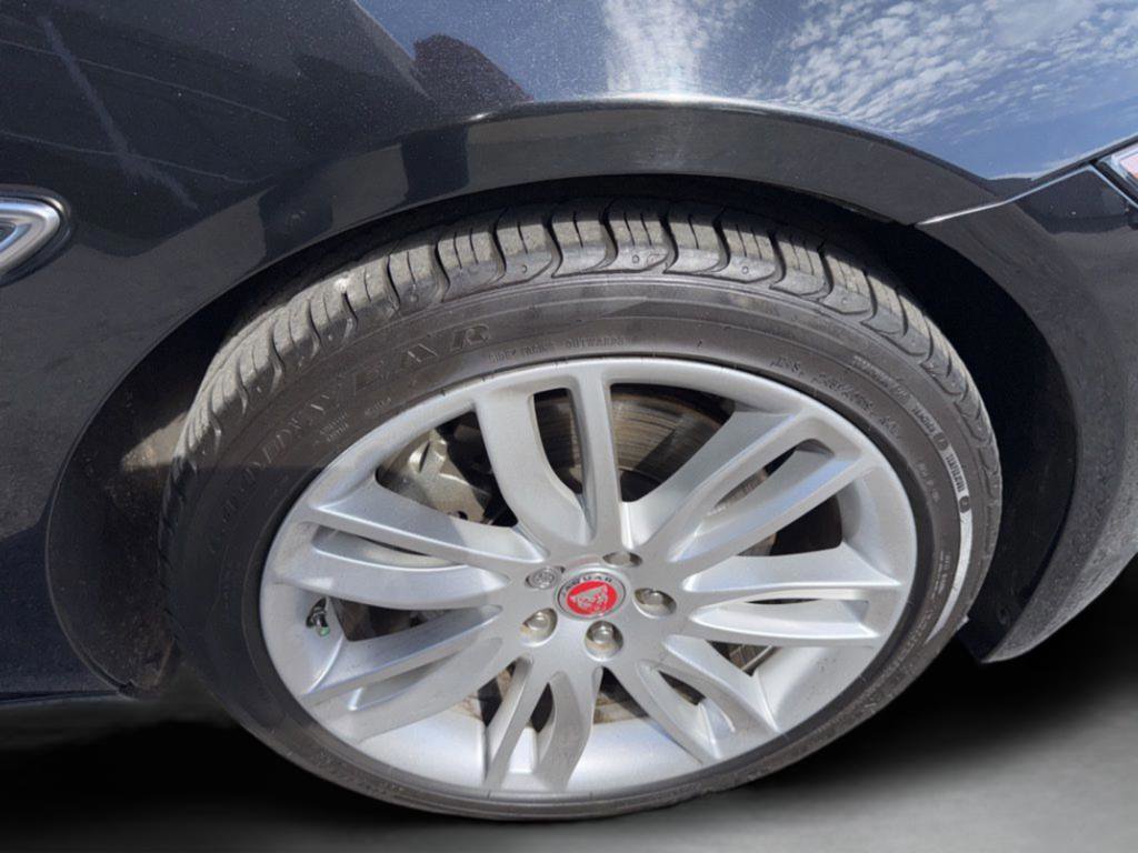 Used 2022 Jaguar XF SE image 44