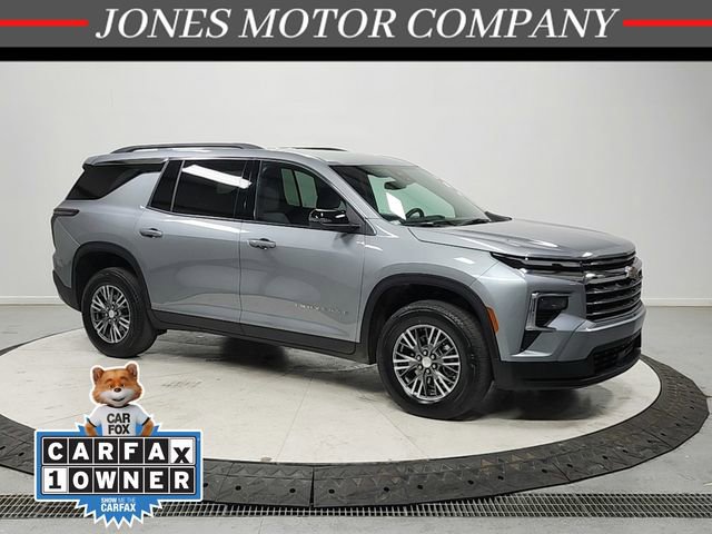 Used 2025 Chevrolet Traverse LT FWD image 1