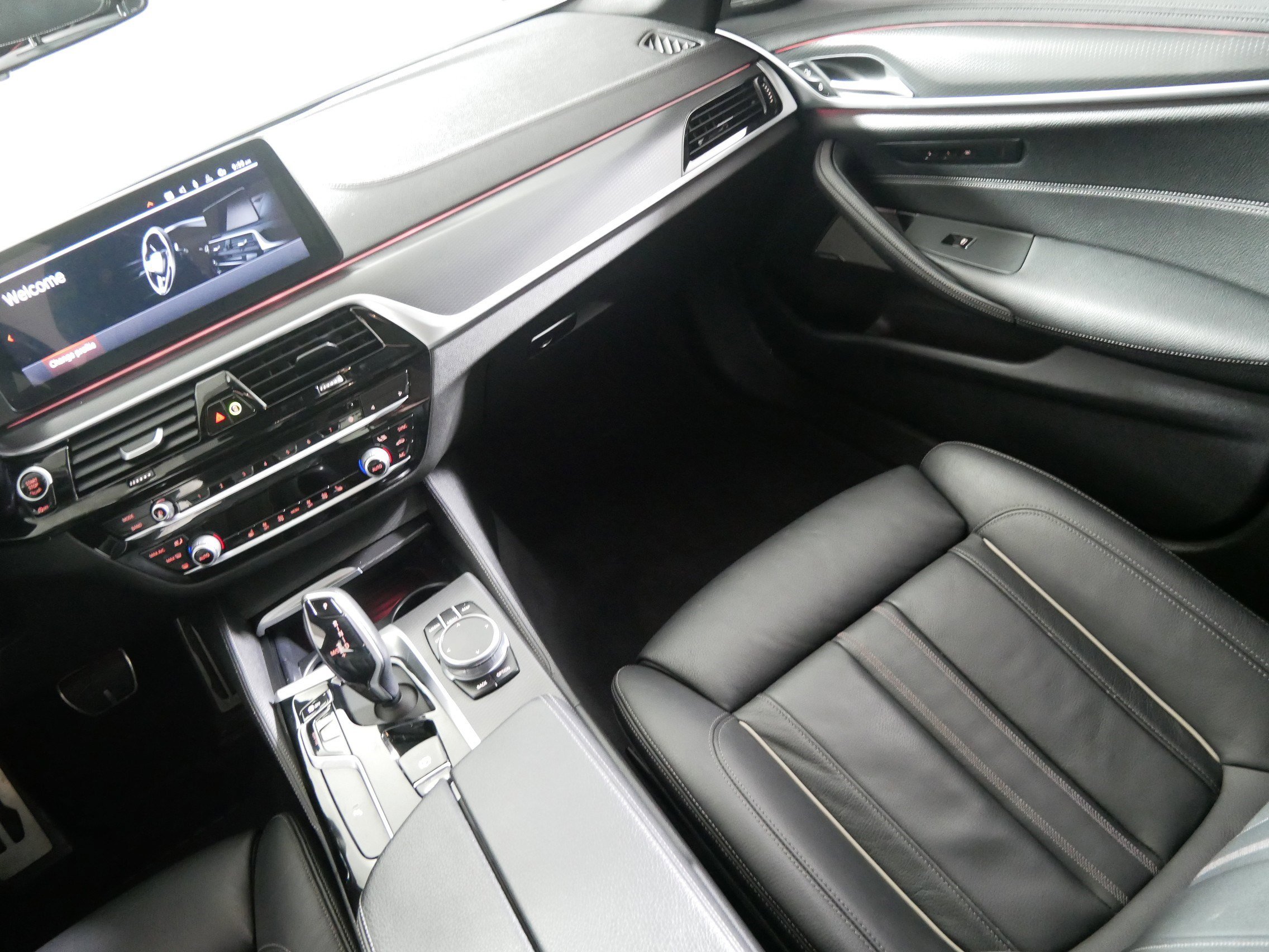 Used 2022 BMW M550i xDrive image 11