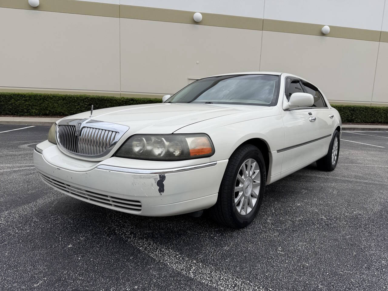 Used 2006 Lincoln Town Car Signature RWD image 2