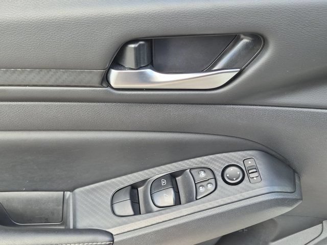 Used 2025 Nissan Altima 2.5 SV FWD image 13