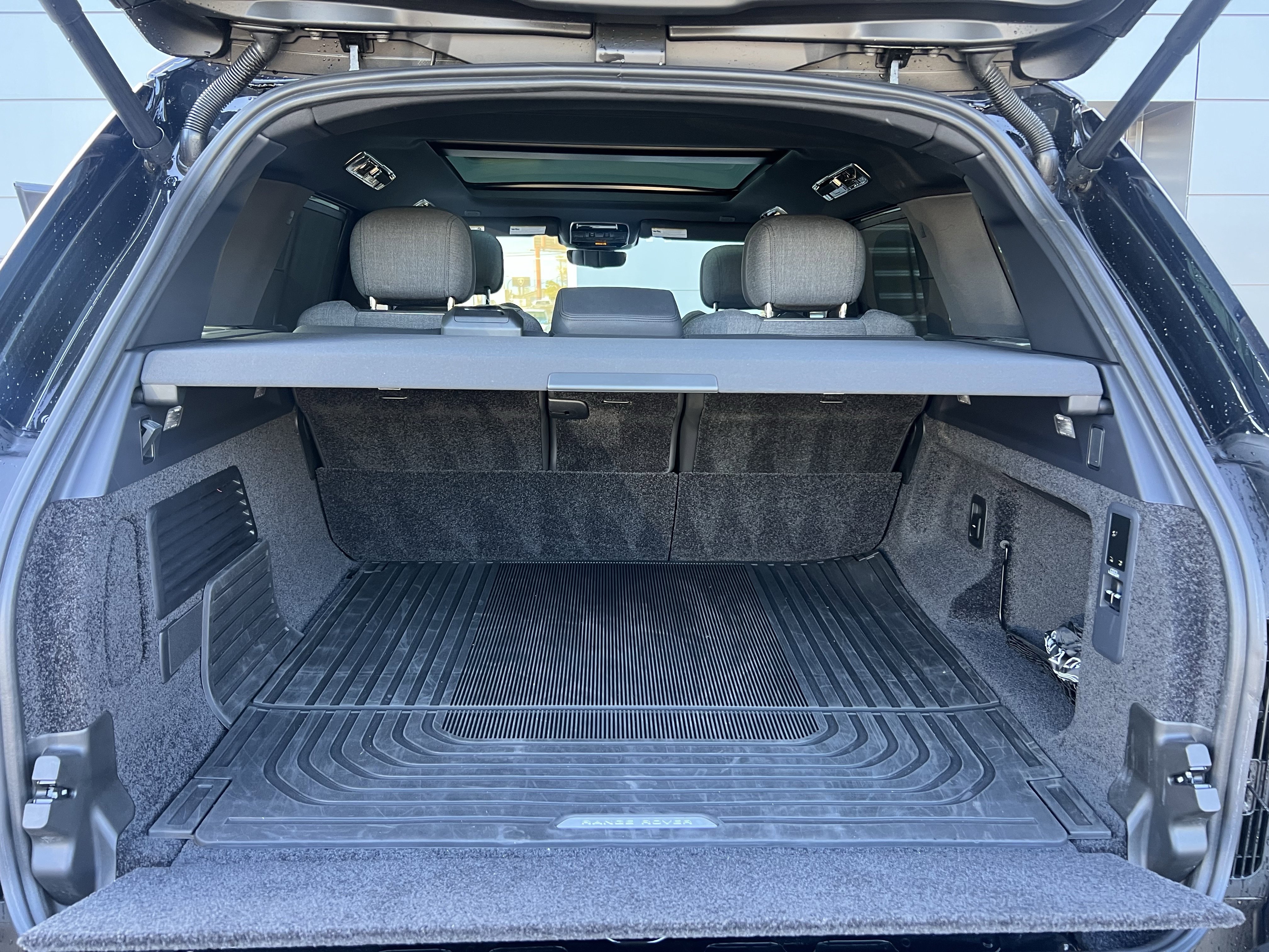 Used 2025 Land Rover Range Rover SE image 32