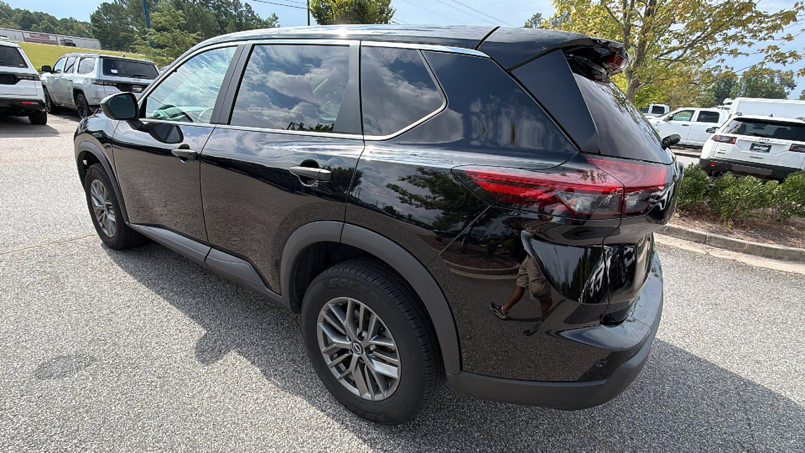 Used 2024 Nissan Rogue S AWD/4WD image 10