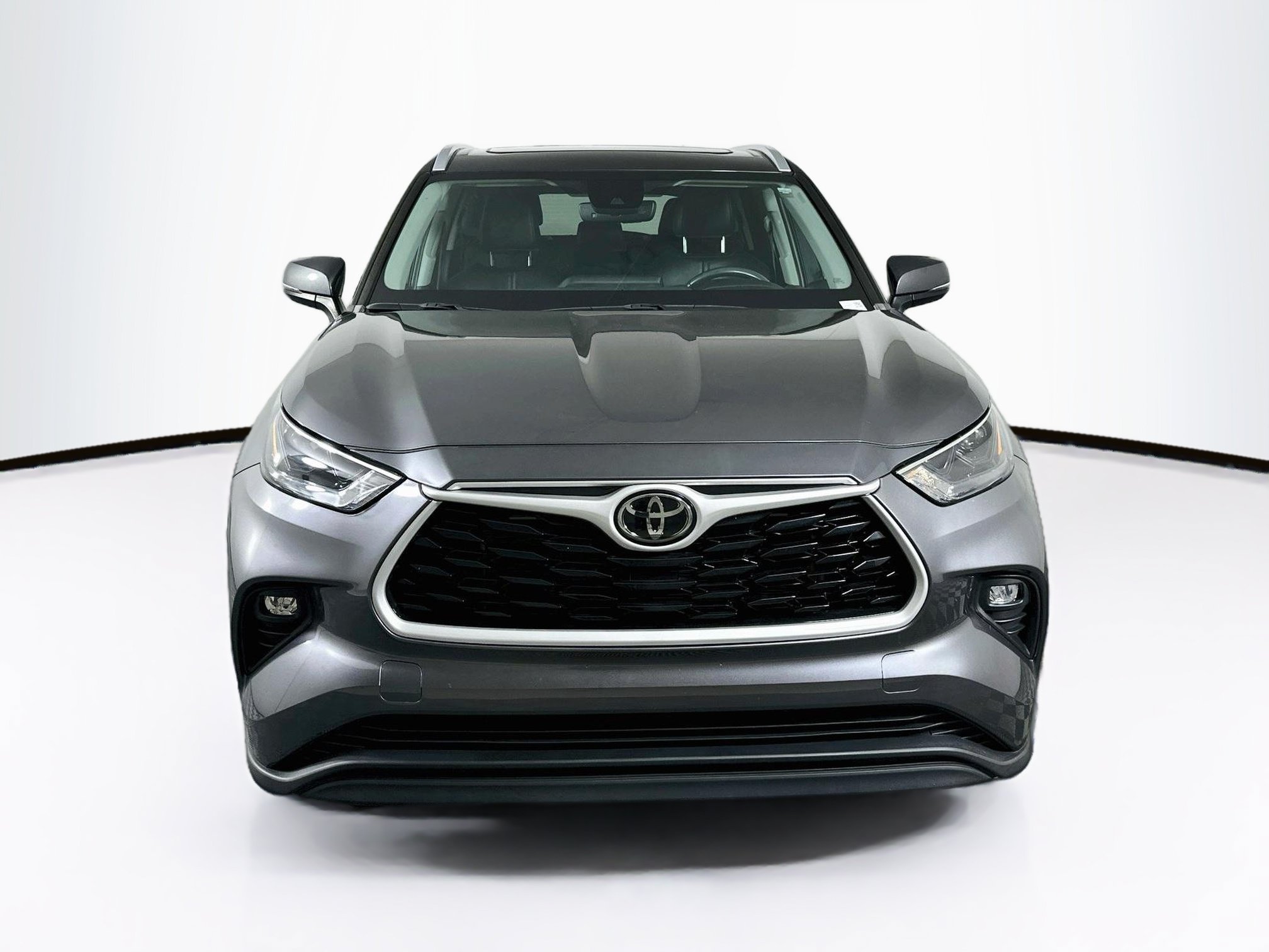 Used 2023 Toyota Highlander XLE FWD image 2