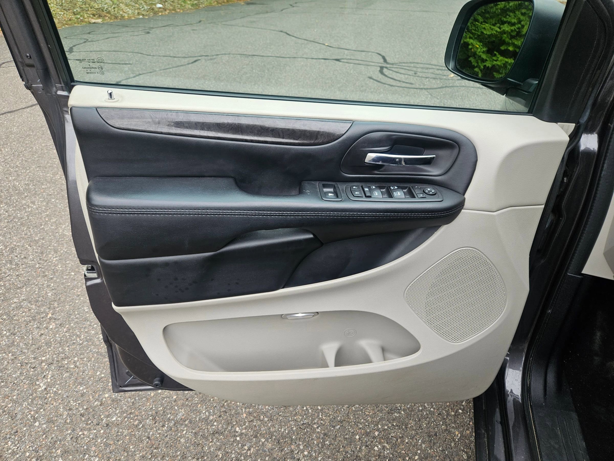Used 2019 Dodge Grand Caravan SE w/ UConnect Hands-Free Group image 10