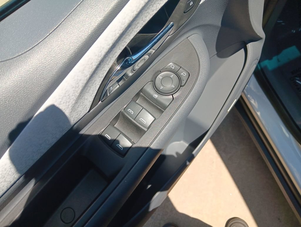 Used 2018 Chevrolet Bolt Premier w/ Driver Confidence II Package FWD image 11