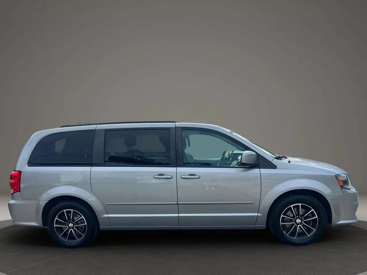 Used 2017 Dodge Grand Caravan GT FWD image 4