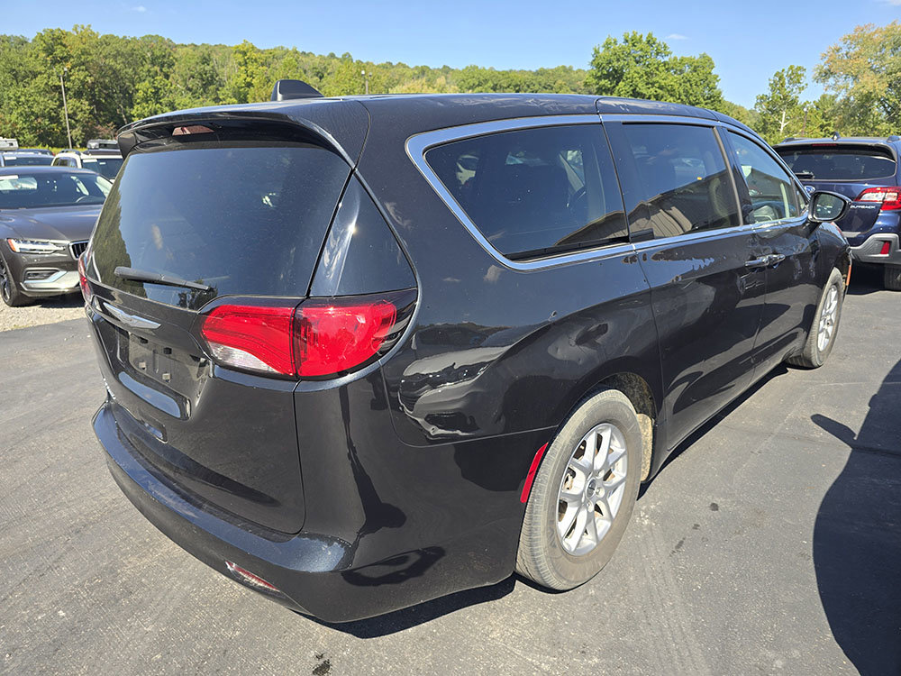 Used 2023 Chrysler Voyager LX image 3