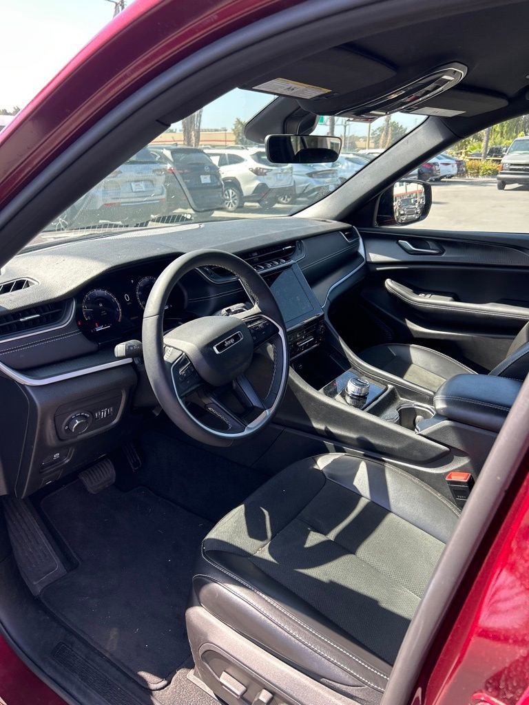 Used 2025 Jeep Grand Cherokee Altitude image 14